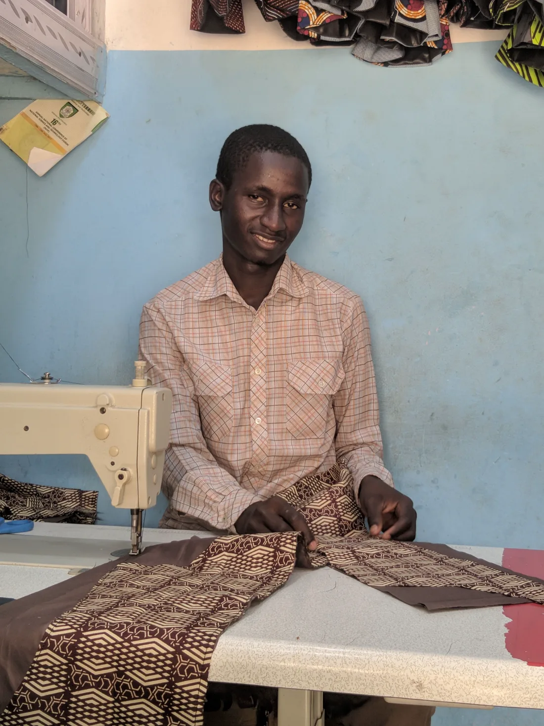 Tailleur à sa machine à coudre